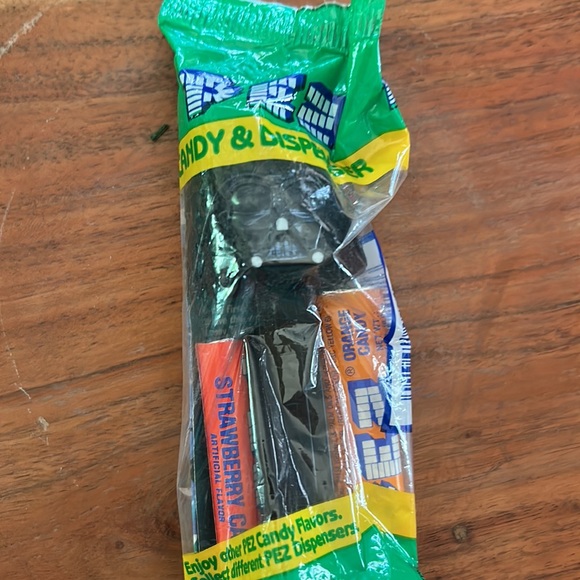Darth Vader Star Wars 1990s PEZ Candy Dispenser with Expired Candy Sealed - Picture 5 of 6